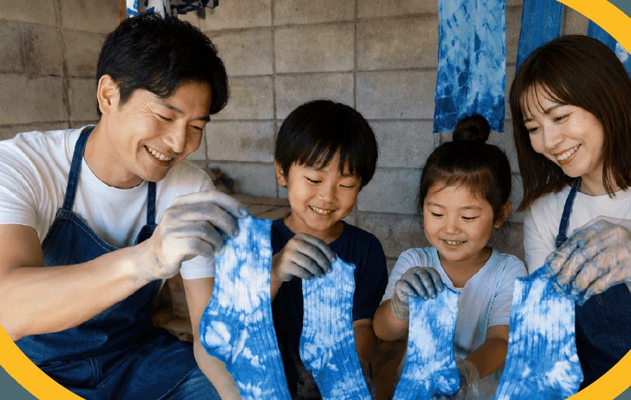 家族で藍染体験をする様子