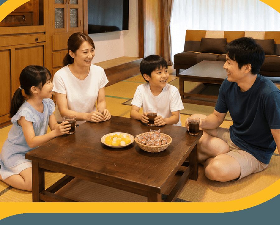 広々とした居間で団欒するご家族