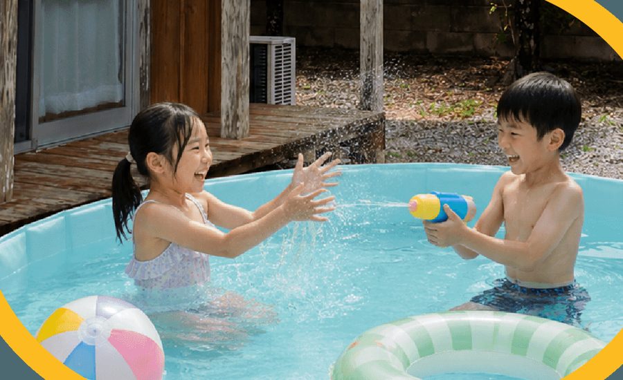 庭のプールで水遊びをする子どもたち