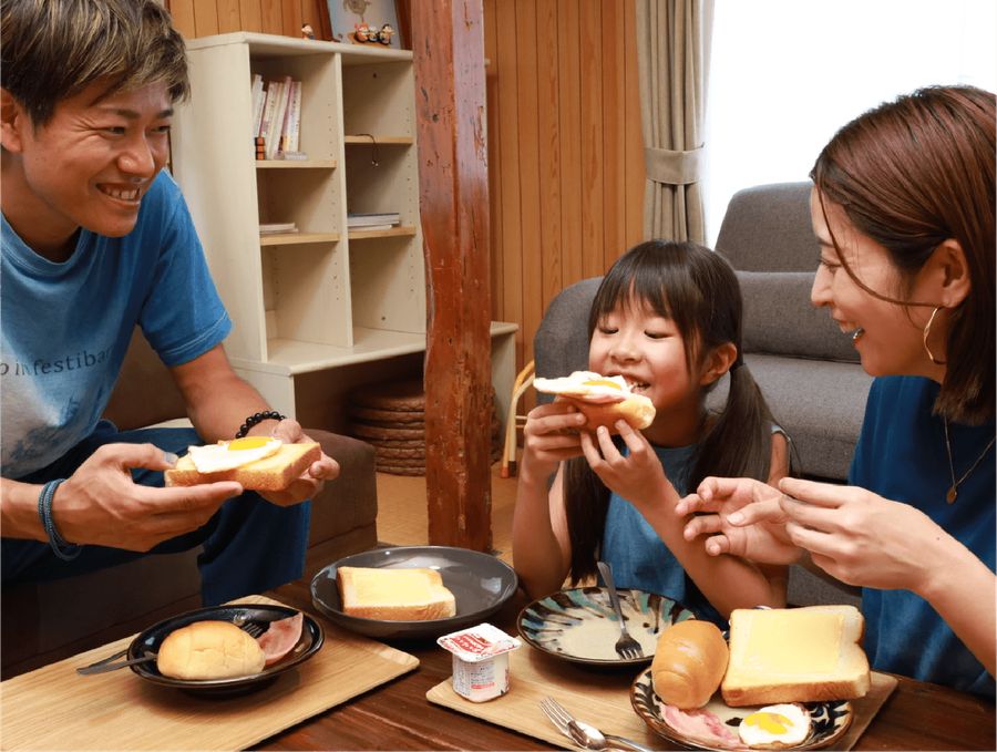 室内で朝食を楽しむご家族