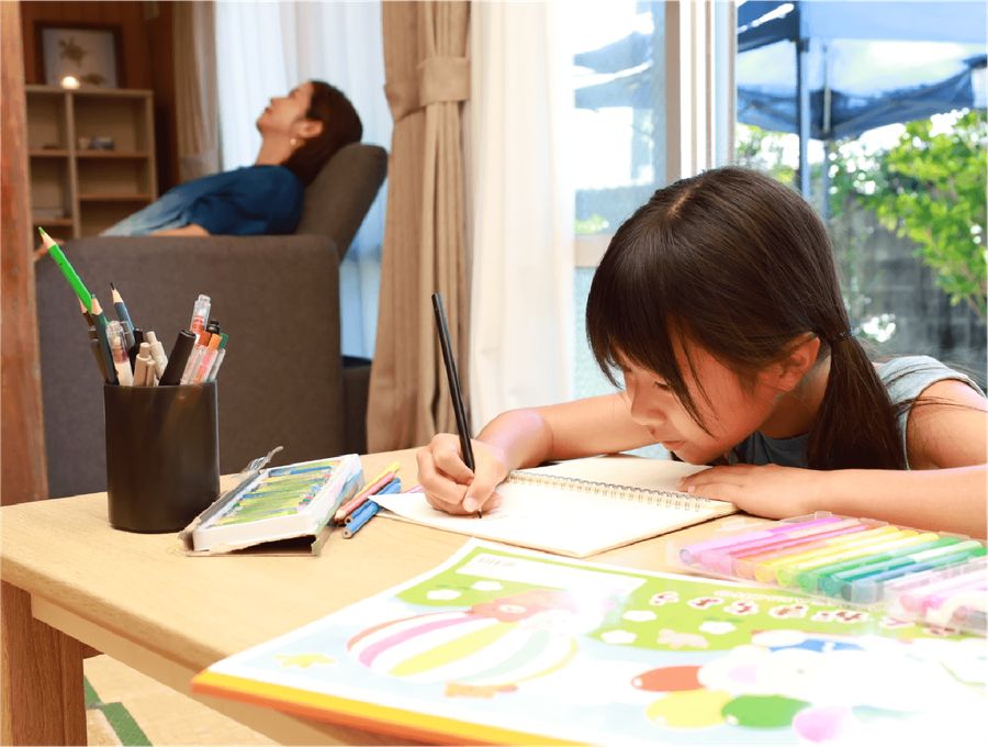 お絵かきを楽しむ子どもたち