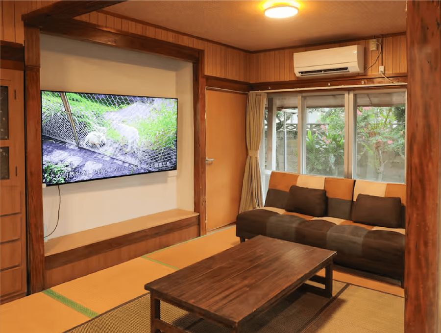 お庭の大型遊具で遊ぶ子ども