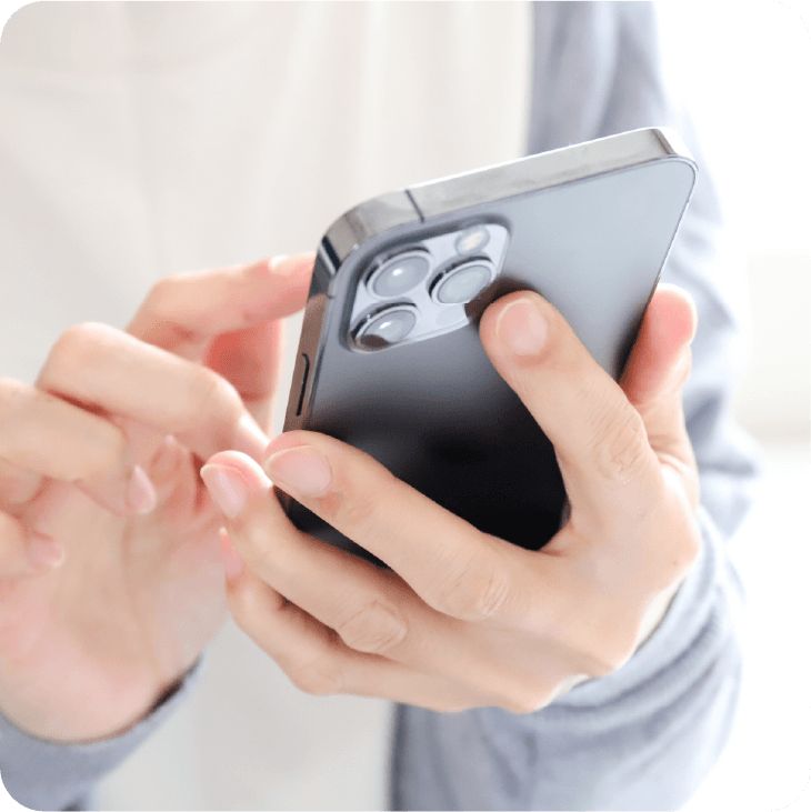 スマートフォンでメールを確認する様子