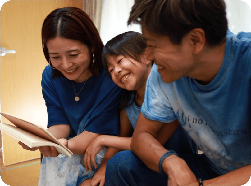 室内でくつろぐご家族