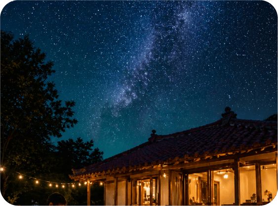 夜の古民家と星空