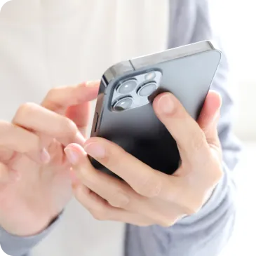 スマートフォンでメールを確認する様子