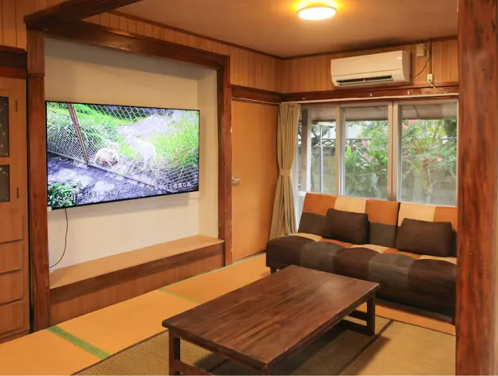 大型テレビのある和室のリビング
