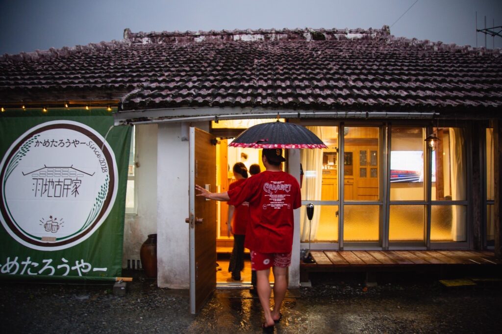 沖縄の風を感じる。赤瓦の庭で過ごす朝 🌞🌴